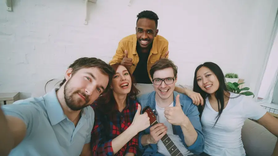 Grupo de jóvenes colaboradores