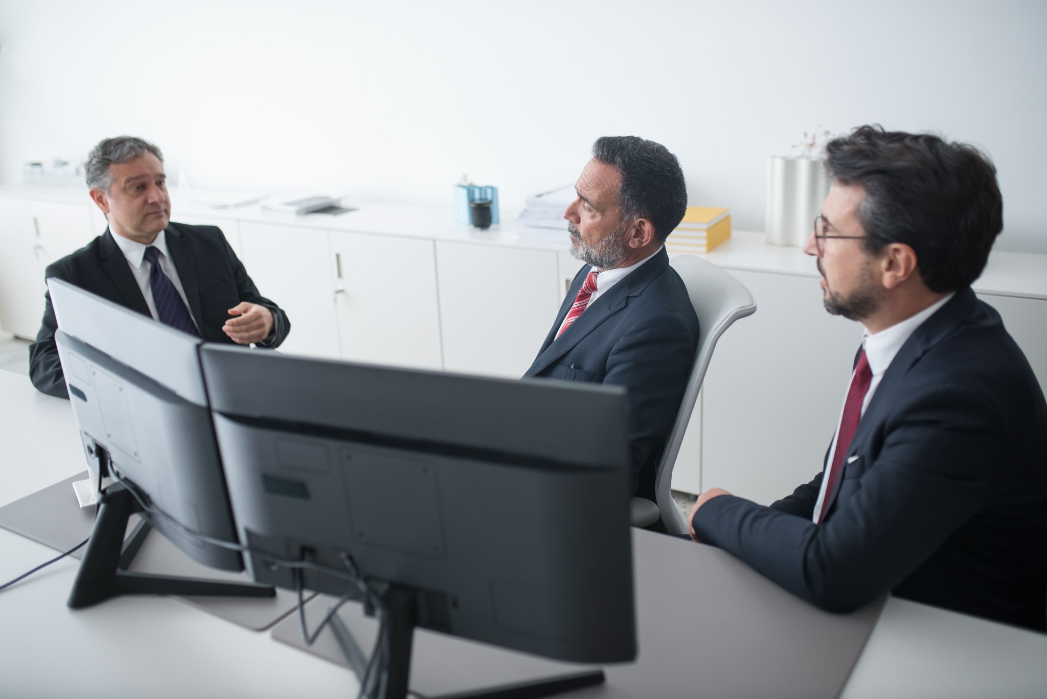 Profesionales en una reunión de negocios e innovación